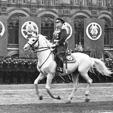@FuhrerDonitz @ChrisGadsden95 taragımın kurma kolu general Zhukov u öldürmek istedi staline Allah belanı versin dedi ama adam savaş kahramanı, yemedi bir tarafı. Çünkü çetin cevizidi Zhukov
1945 de zafer yürüyüşünde atladı beyaz (tek beyaz at onun idi) atına kahrından öldü stalin pustu ama bir şey yapamadı.