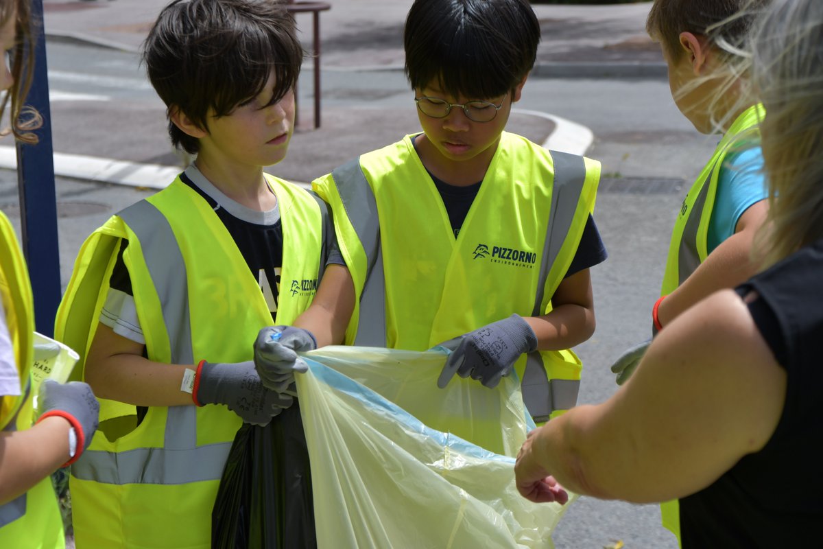 VilleDeFrejus's tweet photo. ♻️ Challenge citoyen de collecte de déchets : les élèves de Fréjus au soutien de l’environnement !

🚬 Aujourd’hui et comme chaque année s‘est tenu le Challenge citoyen de collecte de déchets;

🦺 La suite de l'article ici 👉 https://t.co/8Ssxg69M2k https://t.co/0JjnTbMc6j