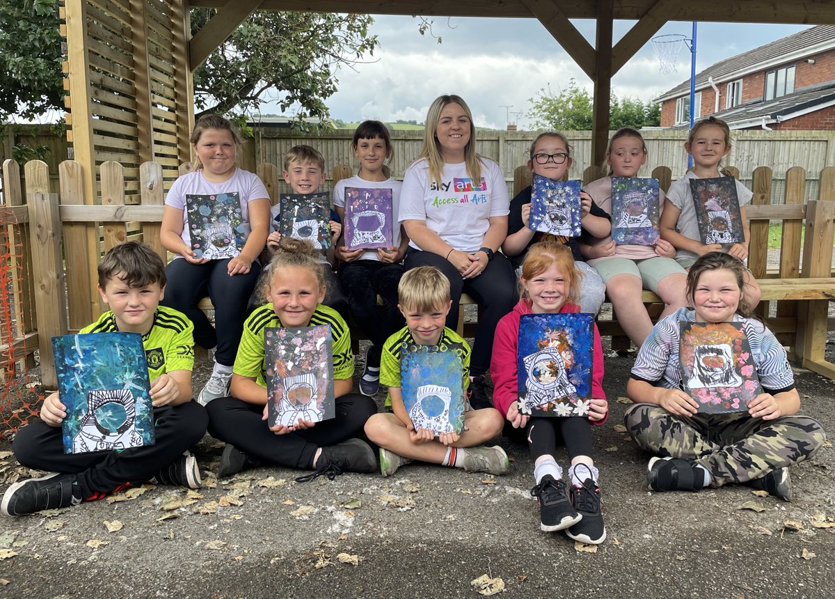 YsgolDerwenfa's tweet image. Year 4 have been creating their own astronaut scenes with Miss Sieminski inspired by @astro_timpeake as part of @SkyArts week #SkyArtsWeek #AccessAllArts
