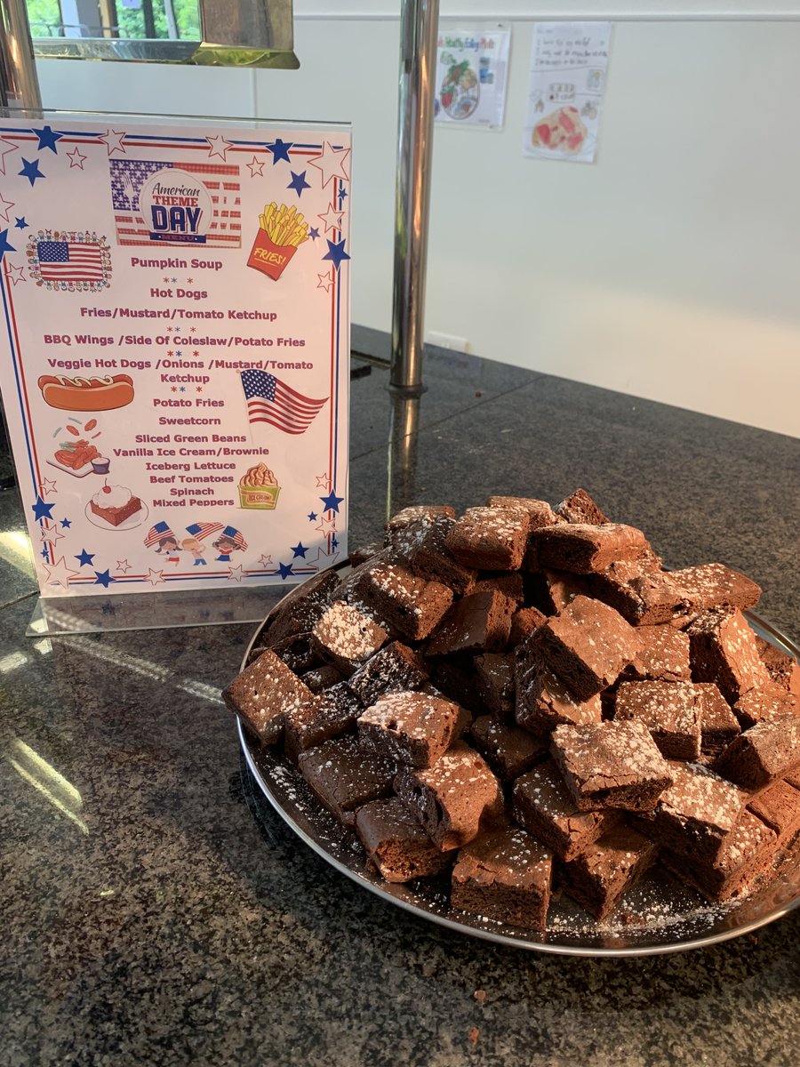 And that is how it is done! 
It honestly felt we had landed in an American Diner for lunch 🇱🇷
Thank you to Aubrey and his team for always putting on a great spread 🌭🍟
#foodgoals #americantheme #harrowschools #PrepSchools