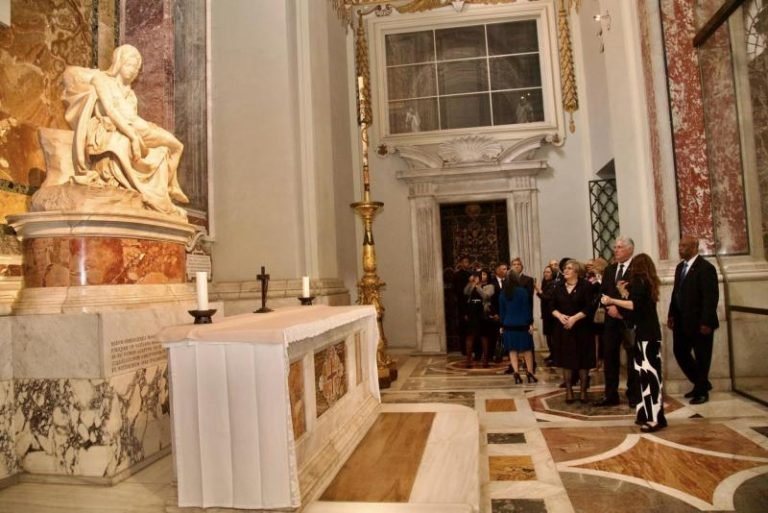 Luego de encuentros oficiales entre el Presidente de #Cuba y el #PapaFrancisco , <a href="/DiazCanelB/">Miguel Díaz-Canel Bermúdez</a> y la delegación que le acompaña realizaron un recorrido por los Museos del Vaticano, visita habitual en este tipo de actividades oficiales
escambray.cu/?p=306696 #DiazCanelEnElVaticano