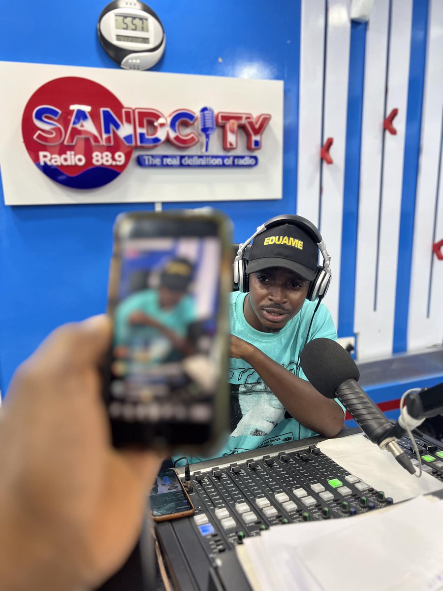 SandcityRadio's tweet photo. Join @Martin_Rouny as your favorite Drive time show #Rushhour is live on your radio from now to 2pm.

#Eduame #SandcityRadio #Rushhour https://t.co/I1vMev8heA