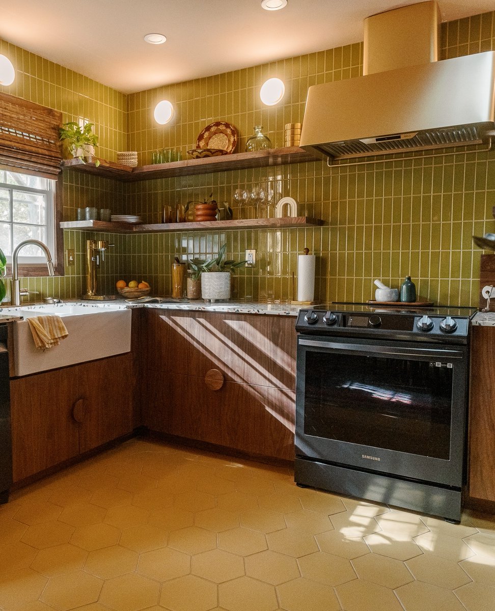 A kitchen that serves the best of summer, all year long ☀️🌻🌴Click the link for more.
fireclaytile.com/gallery/detail… ⁠
-⁠
Design:⁠ @david.quarlesiv⁠
-⁠
📷️:⁠ @selaviephotocommercial
-
#Fireclaytile #fireclaykitchens #kitchendesign #kitchentile