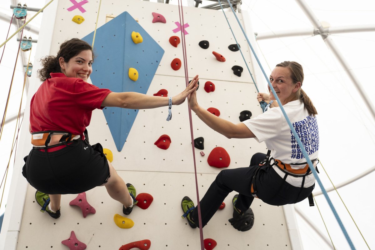#ZusammenUnschlagbar - das gilt auch für unseren inklusive Kletterturm. Viele Athletinnen und Athleten der Special Olympics World Games kommen während einer Wettkampfpause vorbei und haben Spaß beim Kletten. #bgw #sowg2023 #zusammenunschlagbar