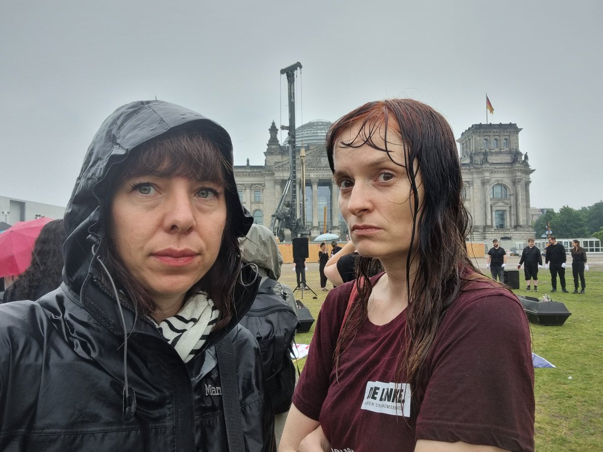 Elif Eralp (@eliferalpberlin) on Twitter photo Als <a href="/LinksfraktionB/">Linksfraktion Berlin</a> unterstützen wir heute d Protest vorm <a href="/BMI_Bund/">Bundesministerium des Innern</a>
u Bundestag. Das GEAS wird zu noch mehr Sterben im Mittelmeer führen.Statt für sichere Fluchtwege zu sorgen unterstützt d BReg menschenverachtende Politik. Wir tragen unsren Protest in Parlamente u auf d Straße! Als <a href="/LinksfraktionB/">Linksfraktion Berlin</a> unterstützen wir heute d Protest vorm <a href="/BMI_Bund/">Bundesministerium des Innern</a>
u Bundestag. Das GEAS wird zu noch mehr Sterben im Mittelmeer führen.Statt für sichere Fluchtwege zu sorgen unterstützt d BReg menschenverachtende Politik. Wir tragen unsren Protest in Parlamente u auf d Straße!
