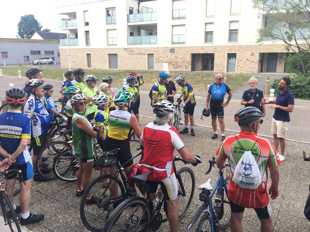 PatJean44's tweet photo. Présent avec #ThomasBoucher pour l’arrivée des cyclistes pour le relais de la journée Olympique #CDOS44 à l’Hotel de ville de @stsebsurloire https://t.co/d4JAWS0bl5