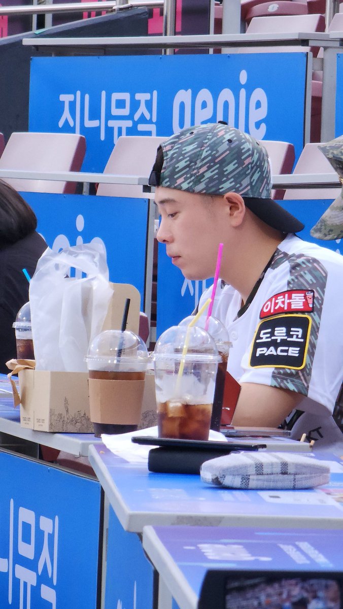 p5p5_'s tweet photo. 승요는 커피부자😇 https://t.co/5NAe811Mk7
