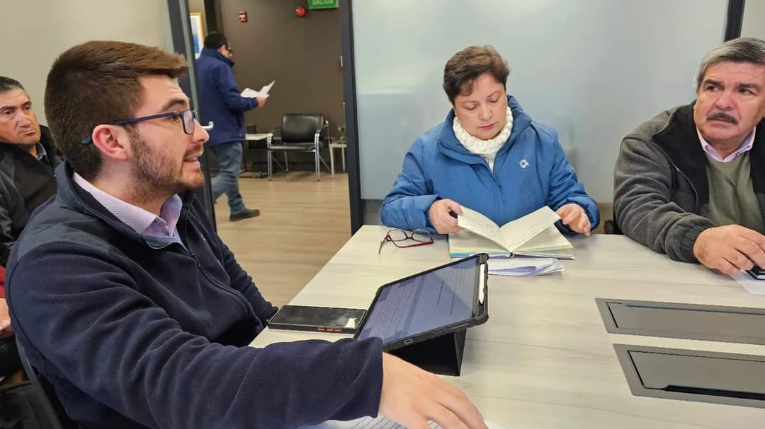BUENOS DIAS ! 😬

Comparto imágenes de reunión con la directiva regional de APR Araucanía. Tenemos muchos desafíos que trabajar en conjunto para llegar con este vital elemento a todos los rincones de la región 💧

El agua es vida, oportunidades y desarrollo 💚

<a href="/MOPAraucania/">Seremi MOP Araucanía</a>