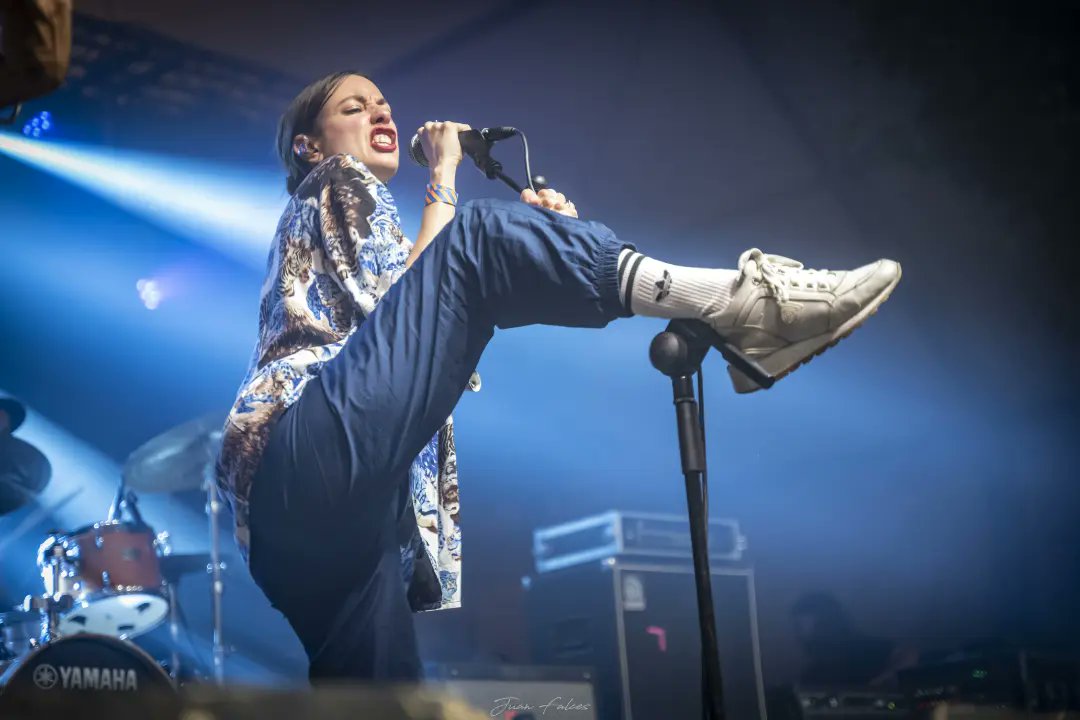 Sofía Comas (@sofiacomasmusic) on Twitter photo Estirar el abductor mientras me canto un algo me representa 😅 Que bien lo pasé con <a href="/losinvadersband/">Los Invaders</a> en <a href="/barbarroja/">enrique vega</a> 🤘
Y esta semana:
- Ensayitos para el 29 de junio con mi "A un pájaro rojo" <a href="/salacuartapared/">Sala Cuarta Pared</a>
- Con <a href="/LosInvadersband/">Los Invaders</a> este sábado 24 en <a href="/zeporockfest/">Zeporock Festival</a>
📷 <a href="/jalusin/">Fernando jalusin</a> Estirar el abductor mientras me canto un algo me representa 😅 Que bien lo pasé con <a href="/losinvadersband/">Los Invaders</a> en <a href="/barbarroja/">enrique vega</a> 🤘
Y esta semana:
- Ensayitos para el 29 de junio con mi "A un pájaro rojo" <a href="/salacuartapared/">Sala Cuarta Pared</a>
- Con <a href="/LosInvadersband/">Los Invaders</a> este sábado 24 en <a href="/zeporockfest/">Zeporock Festival</a>
📷 <a href="/jalusin/">Fernando jalusin</a>