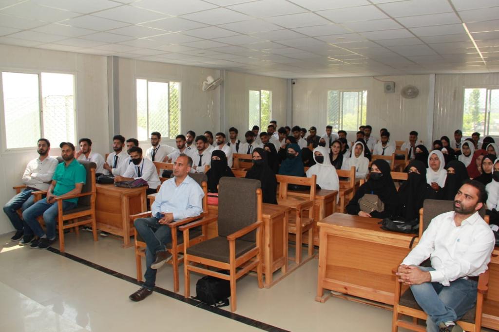 ChiefBudgam's tweet photo. Chief Animal Husbandry Officer Budgam-DNO KISSAN SAMPARK ABHIYAN Budgam Organised awareness Camps regarding DAKSH KISAN at Government Degree College Khansahib, Government Degree College Chadoora &amp; Government Degree College Chrarisharief. https://t.co/TclFzz6Shg