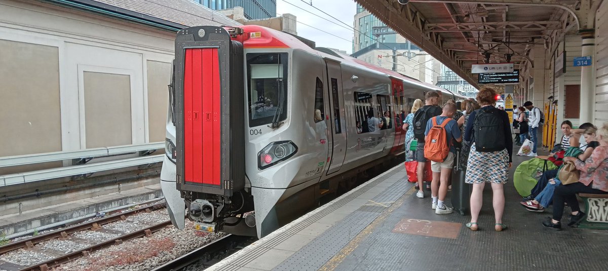 NotYOLOSmh's tweet image. First 197 I've seen in passenger service 

197004 with the 1523 go Holyhead 

#Class197 @tfwrail