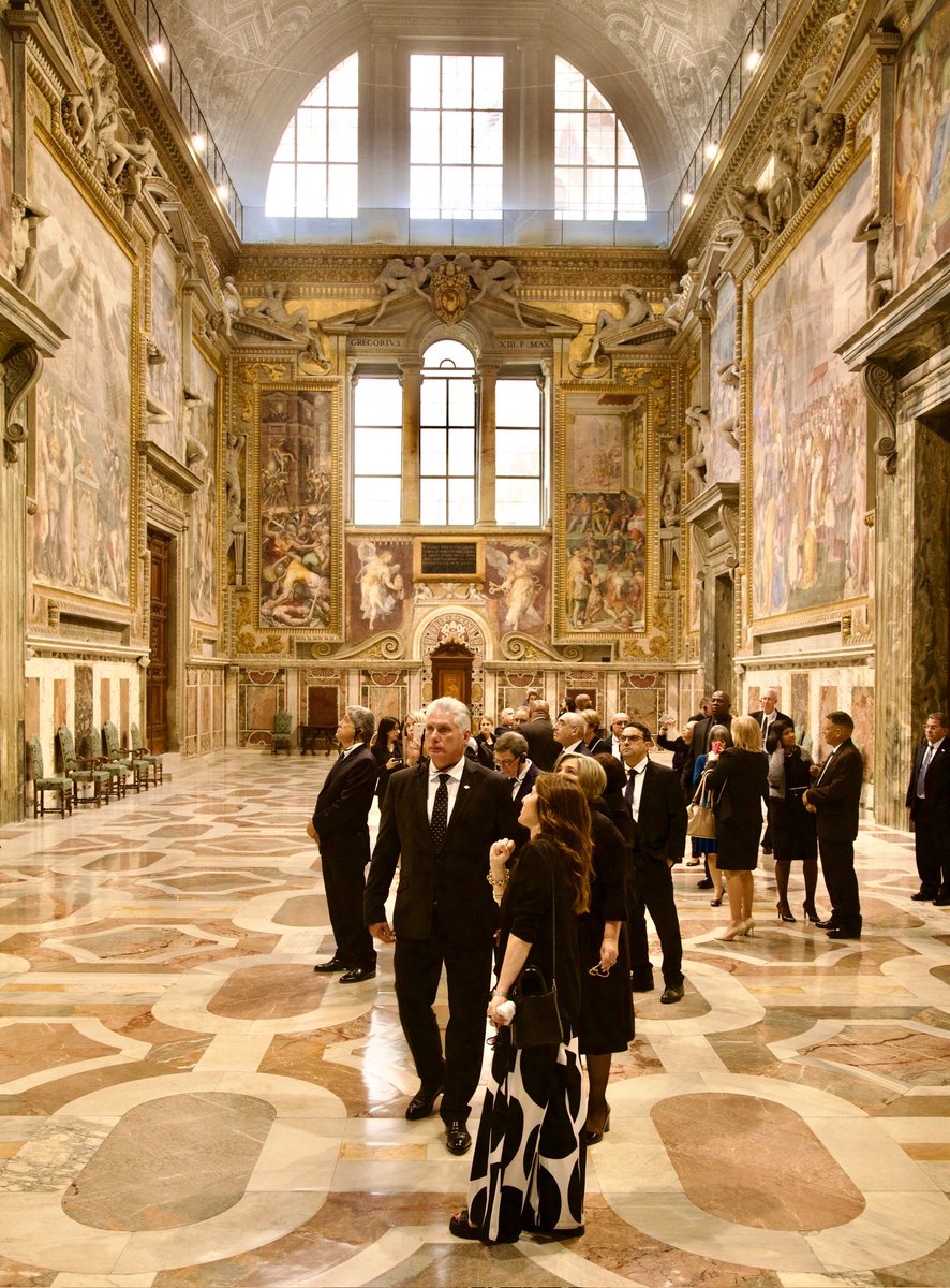 FMC_Cuba's tweet photo. El presidente @DiazCanelB y la delegación que le acompaña realizaron un recorrido por los Museos del Vaticano, visita q es  habitual en este tipo de actividades oficiales. 
#DiazCanelEnElVaticano #MujeresEnRevolución https://t.co/ho6cblsmLF