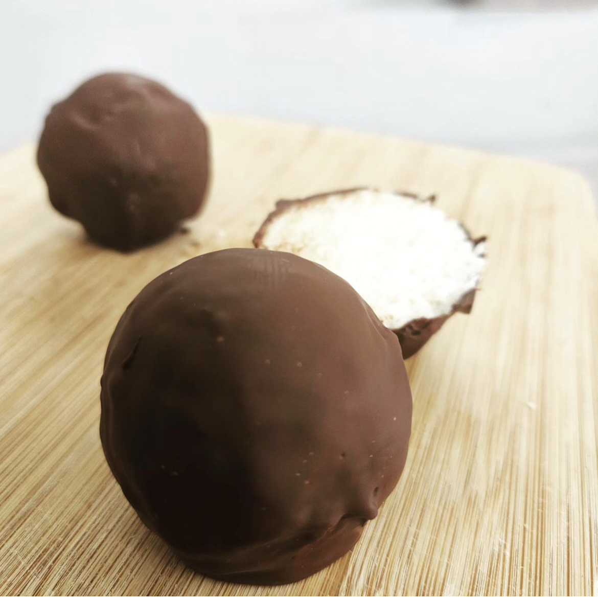 LoveRealFood21's tweet photo. Introducing the new Whole Food Peanut Butter Bar 🥜

It's tasty and satisfying yet only contains five simple healthy ingredients.

Coconut Bombs 🥥

Simple, nutritious, delicious 😋

Enjoy 💕 https://t.co/KA4E0PxFKS