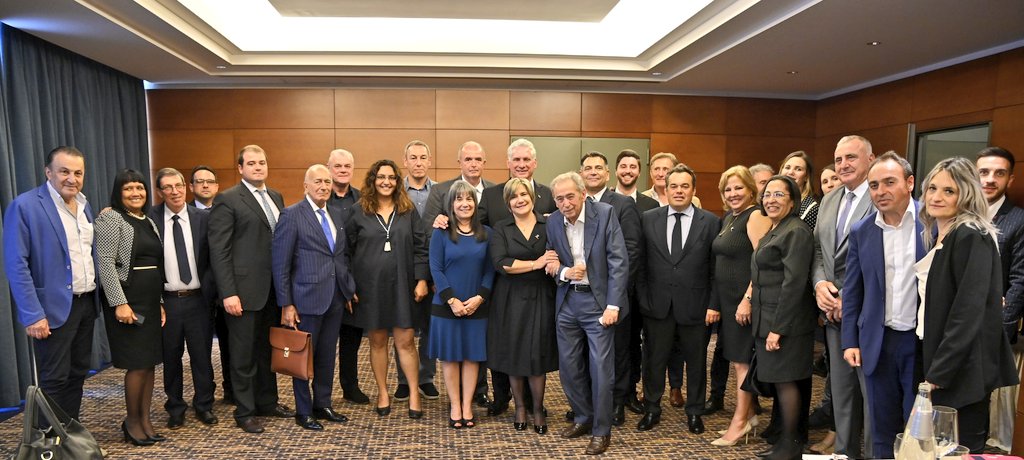 El presidente <a href="/DiazCanelB/">Miguel Díaz-Canel Bermúdez</a> sostuvo también un encuentro en Roma con empresarios italianos, a quienes ratificó que esta visita abrirá nuevas oportunidades económicas entre #Cuba e Italia.

#DíazCanelEnItalia 🇨🇺 🇮🇹
