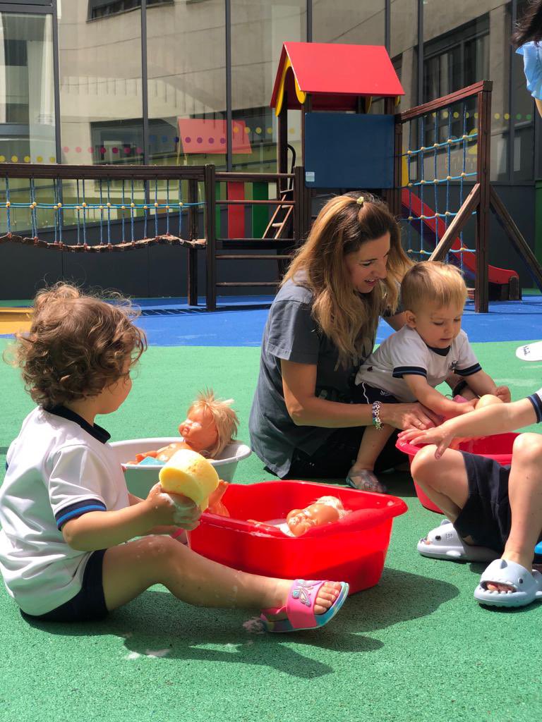 ciamariava's tweet photo. Celebremos el final del curso de nuestros alumnos más pequeños del aula de 1 año con un emocionante family lab! 🎉🏫 ❤️🌞🏃♂️💦
Ha sido una jornada llena de risas, alegría y mucha diversión ¡☀️🌈
#Familylab #TallerEnFamilia #VeranoDivertido #FinDeCurso #AprendiendoJuntos https://t.co/eTrOZKEMH4