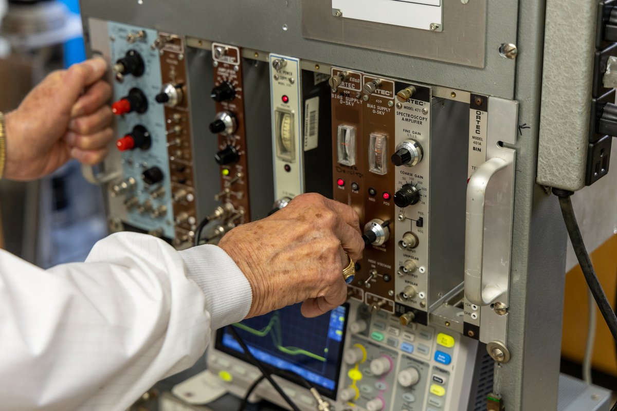 UofSC_CAS's tweet photo. At 90, Frank Avignone’s curiosity still drives the #USC physicist to devise new experiments and seek more mysteries about the universe. ☄️🌌🛸

Full story ➡️: https://t.co/ggCWIJrJYT https://t.co/2P7L3vYJCj