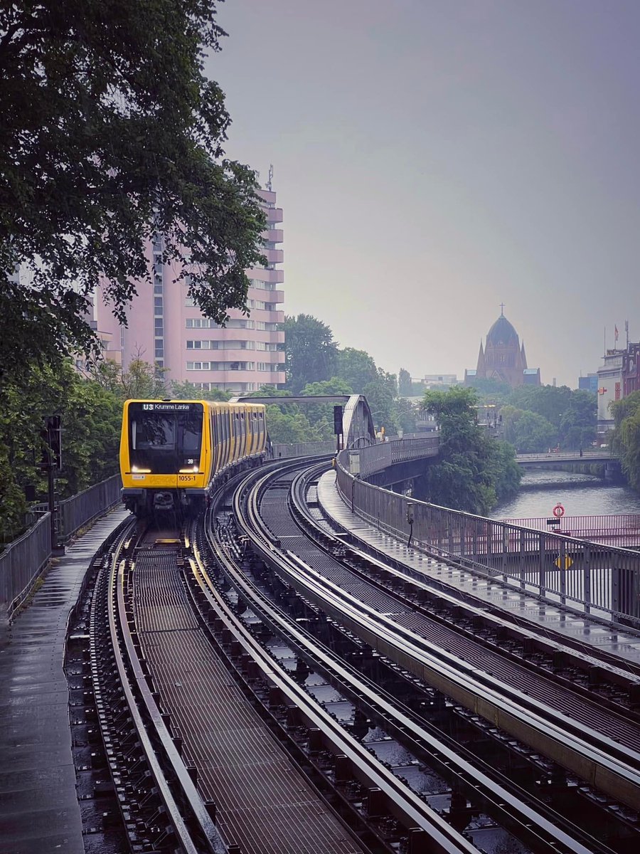 Purple rain on Möckernbrücke, #Berlin ..  ☔️ 🌧️

#visitberlin #tuesdayvibe