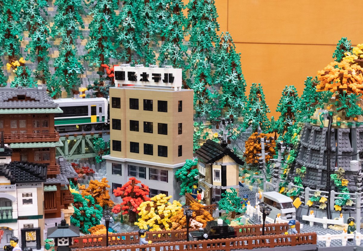 nabe_brick's tweet photo. ●ホテル　作者…建物 Hachi @l_eight_h 、看板…たける @877dance_LEGO 

ジオラマ全体のリアル感に貢献する、無骨なハコです。Trans Blackの窓やDark Tanの大ぶりなブロック等、実はパーツ単価が最も高額な建物でもあります。
『国際ホテル』の文字は昭和40年代くらいを意識しました。

#JBF2023 https://t.co/VbLHnNkETG