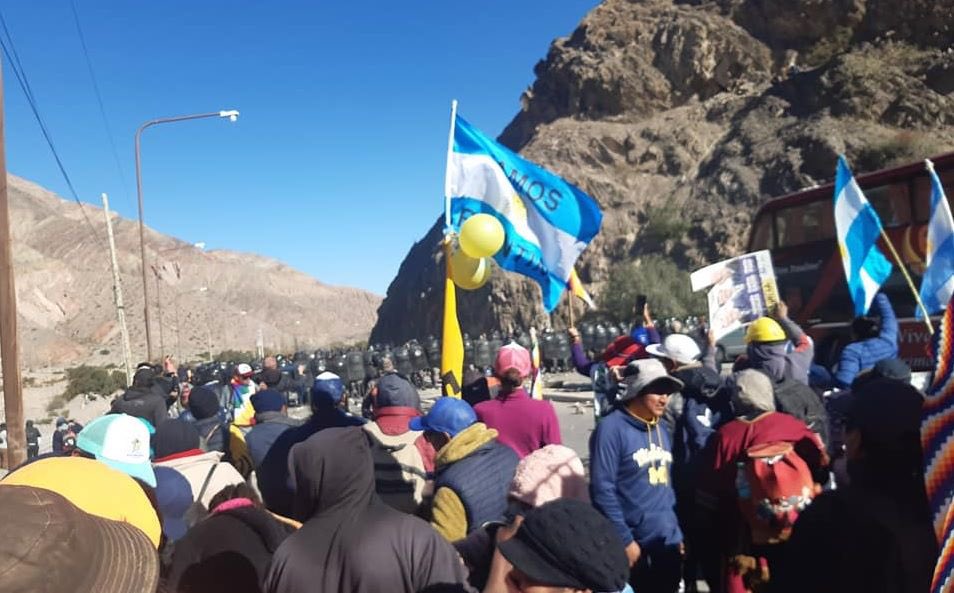 jesusescobarnqn's tweet photo. La bandera es la Patria. Son los pueblos originarios que luchan por su tierra; es la defensa de nuestros recursos naturales; son los trabajadores que defienden su salario. No el gobierno que nos vende al FMI, ni Morales reprimiendo en Jujuy; esos, una desgracia.
#LaPatriaEsPueblo https://t.co/ekK6V1HaLW
