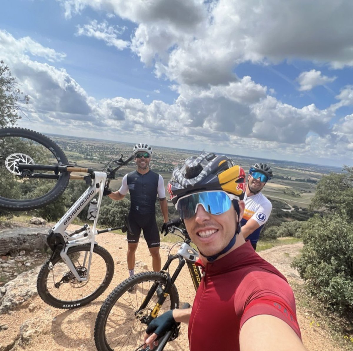 🚵🏼‍♂️| #TrainingTuesday with the fab three.
📷 @alexmarquez73