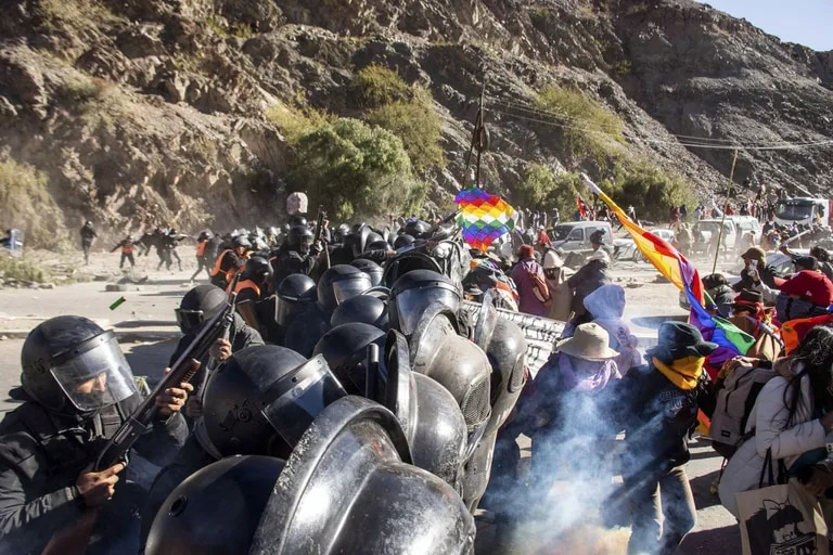 BanzasGuillermo's tweet photo. HIlo
Vinieron de Bs As para juntarse con 200 militantes del PO, 200 
La idea era arruinar un  finde largo al Gobierno de Jujuy
Bueno como siempre los K y la izquierda `producen "daños colaterales" con su absurda manera de protestar
Mucha bandera de Pueblos Originarios https://t.co/MZk5kVB9w3