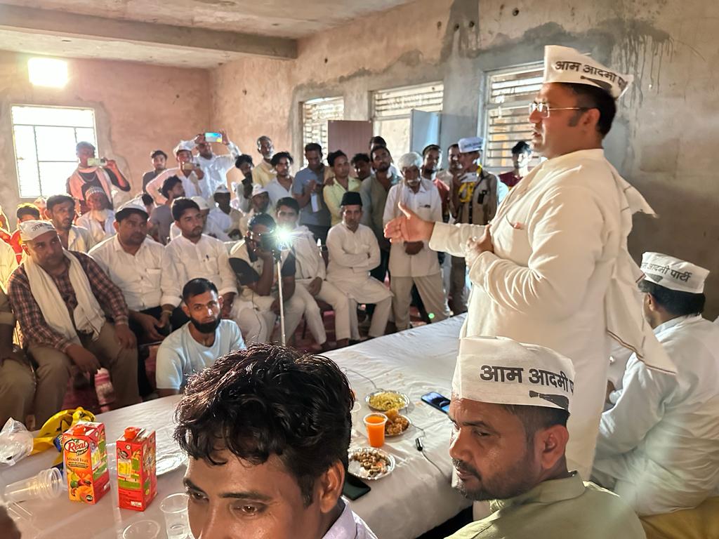 Tanwar_Indian's tweet photo. पुन्हाना व फिरोजपुर झिरका में आयोजित कार्यकर्ता बैठकों में नवनियुक्त पदाधिकारियों व समर्पित कार्यकर्ताओं से संवाद किया।
@AamAadmiParty संगठन जनहित में बेहतरीन काम करेगा व जनता की उम्मीदों पर हम खरा उतरेंगे। https://t.co/Stm9f17vyx