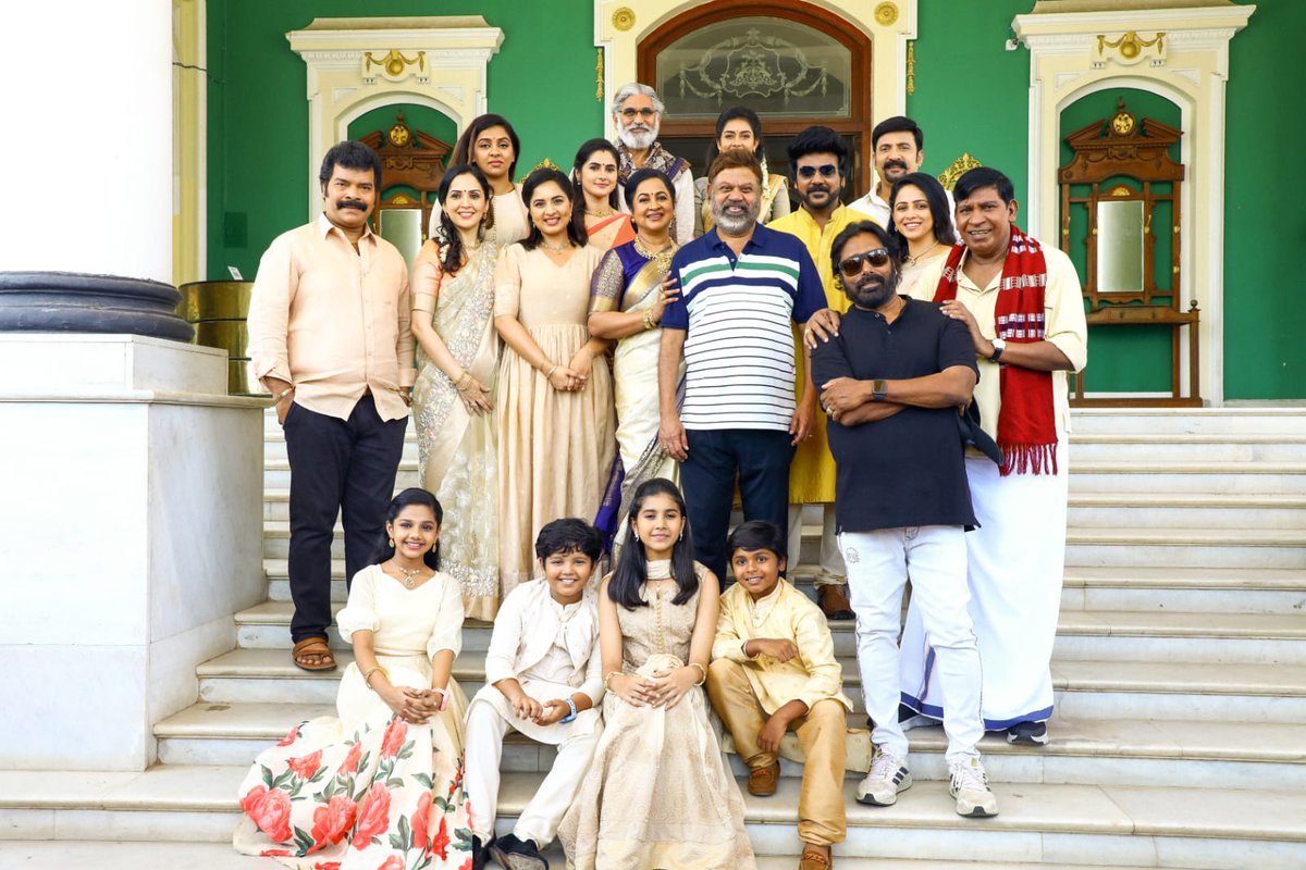 #Chandramukhi2 shooting has officially packed up. 🎬 🔥 

 #CM2 🗝️

🎬 #PVasu

🌟 @offl_Lawrence @KanganaTeam #Vadivelu 

🎶 @mmkeeravaani

🪙 @LycaProductions #Subaskaran