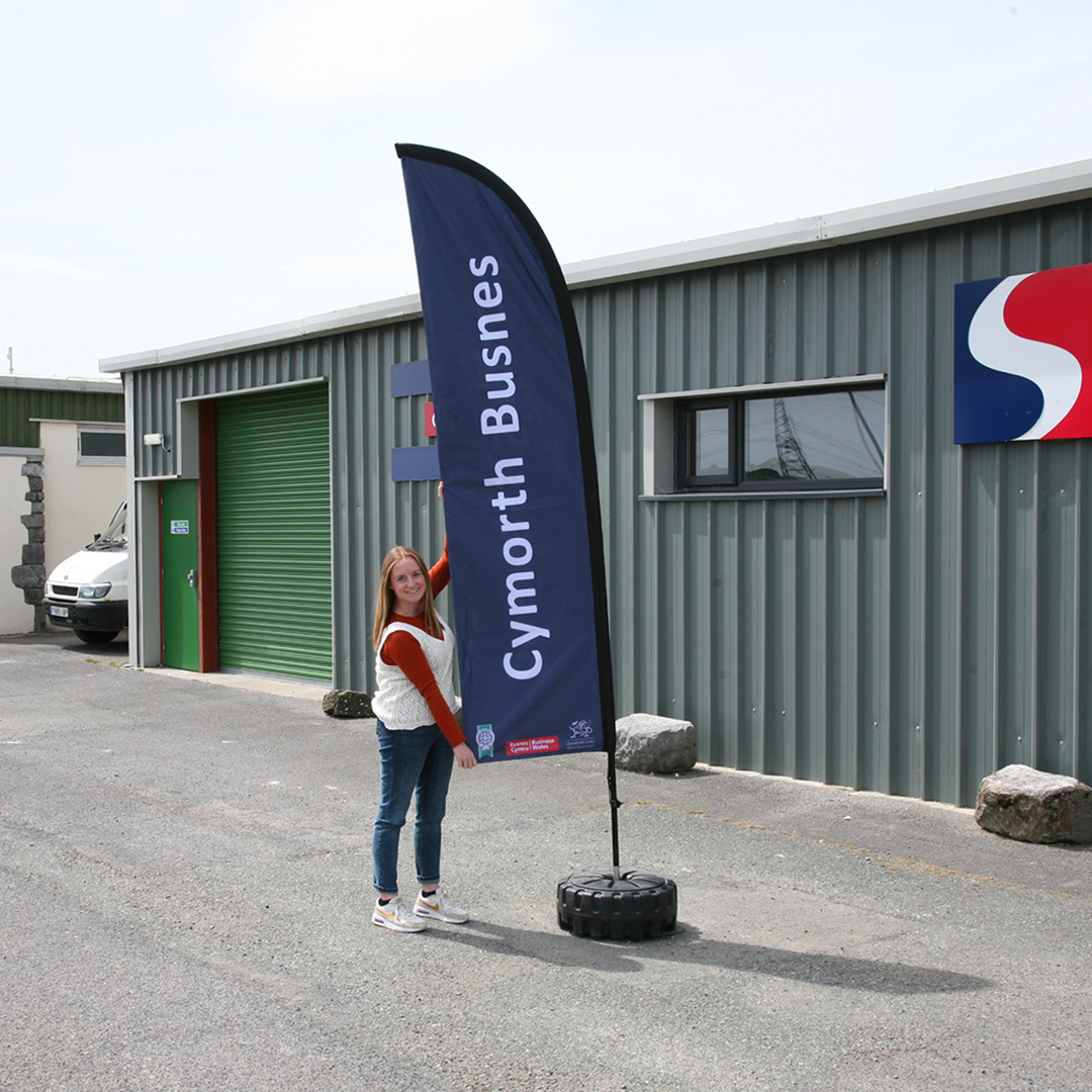 Signspeed's tweet image. *FLAGS* Available in 3 different shapes and 4 different sizes... Here are our 3.4m &amp;amp; 4.5m Feather Flags (both modelled by Amber who is 5ft 1 for reference!)
We can design, print and deliver these straight to your door - 01646 651799 or mail@signspeed.com
#flags #printedflags