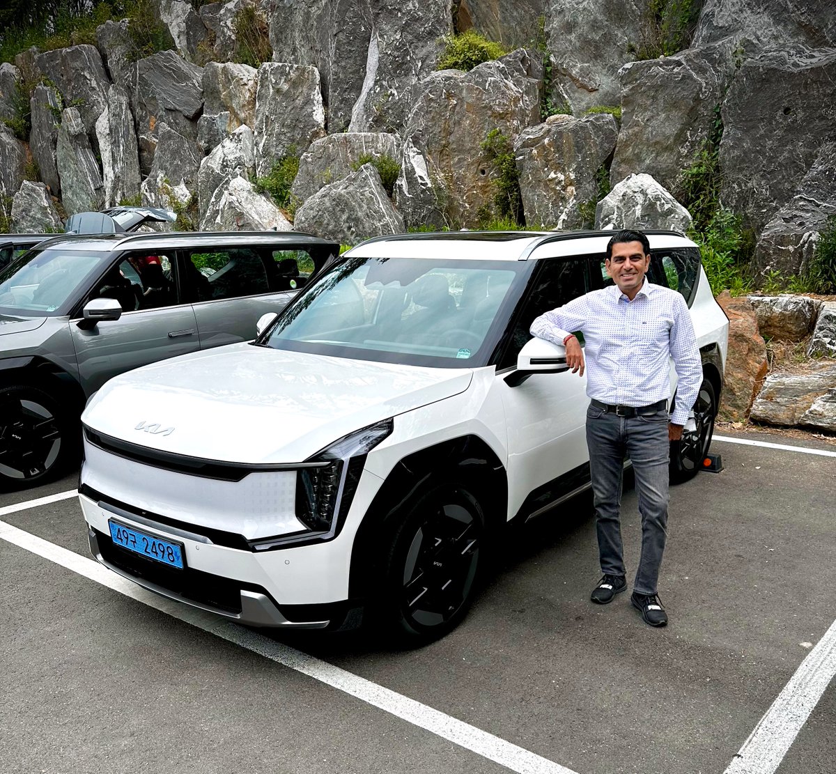 sidpatankar's tweet photo. So now you know what has brought me to Korea! The mighty new flagship - the very exciting new EV from #Kia - the #EV9! 
SVP 
@Kia_Worldwide @KiaInd @AckoDrive https://t.co/jEsL0ugezp