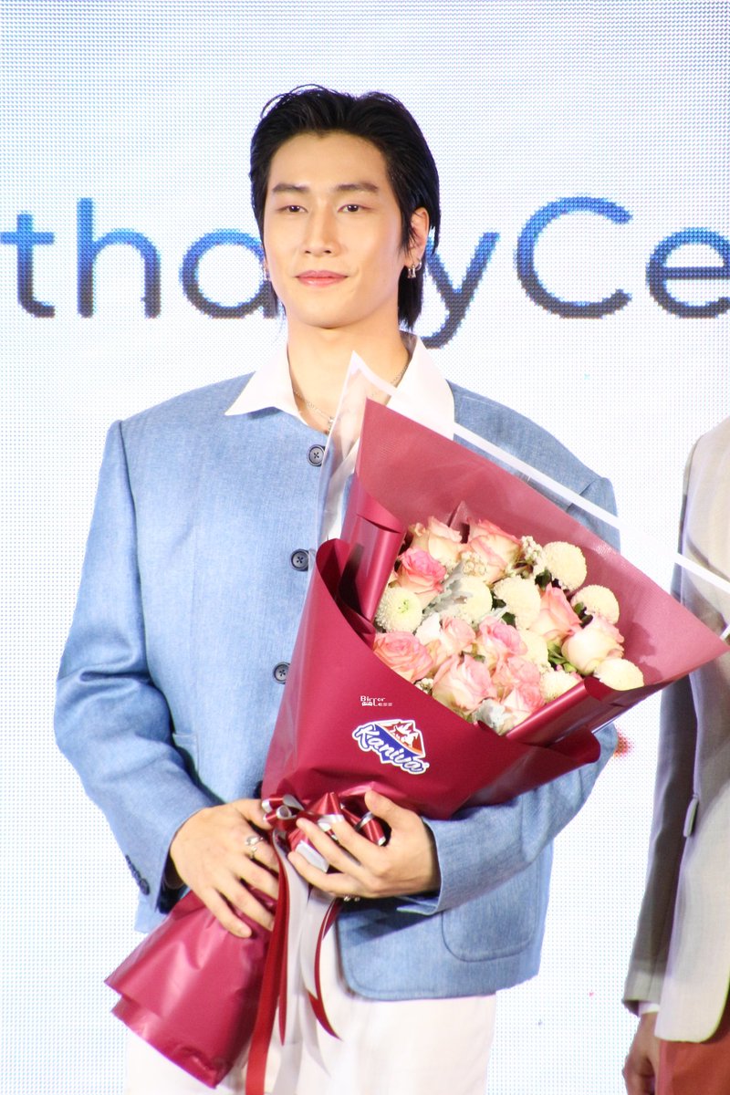 birrorlessbbb's tweet photo. คุณไบเบิ้ลกับช่อดอกไม้ 💐

@biblesumett 
#Kaniva3rdBirthdayCelebration 
#KanivaXBible : #BibleWichapas https://t.co/8y6wHVJC0w