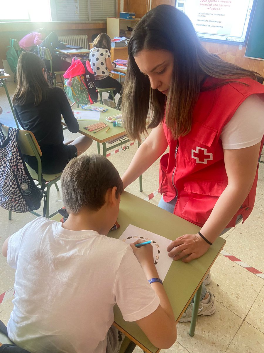 cruzvermella's tweet photo. @CruzRojaCoruna @CruzRojaEsp #DiaMundialdelasPersonasRefugiadas | ¿Qué mejor manera para sensibilizar a los peques que con un concurso de🎨? Con ellos trabajamos para visibilizar las dificultades a las que se enfrentan las personas que tienen que dejar sus países de origen al iniciar un proyecto migratorio https://t.co/yR1WUaDEyP