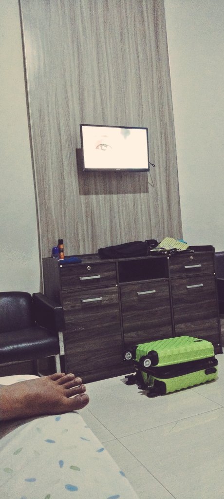 Tiba-tiba selaras, antara koper tepar yang enggan bangkit dan kaki bengkak seorang kuli.