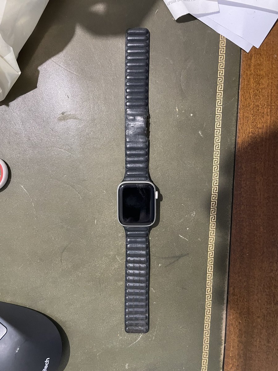 Hey <a href="/Apple/">Apple</a> this is what happens to your overpriced £99 leather magnetic strap after regular use for two years. Black powder spilling! A strap is not a £50 annual subscription! I call that a defective product and a bad design — or planned obsolescence. Why won’t you replace it?