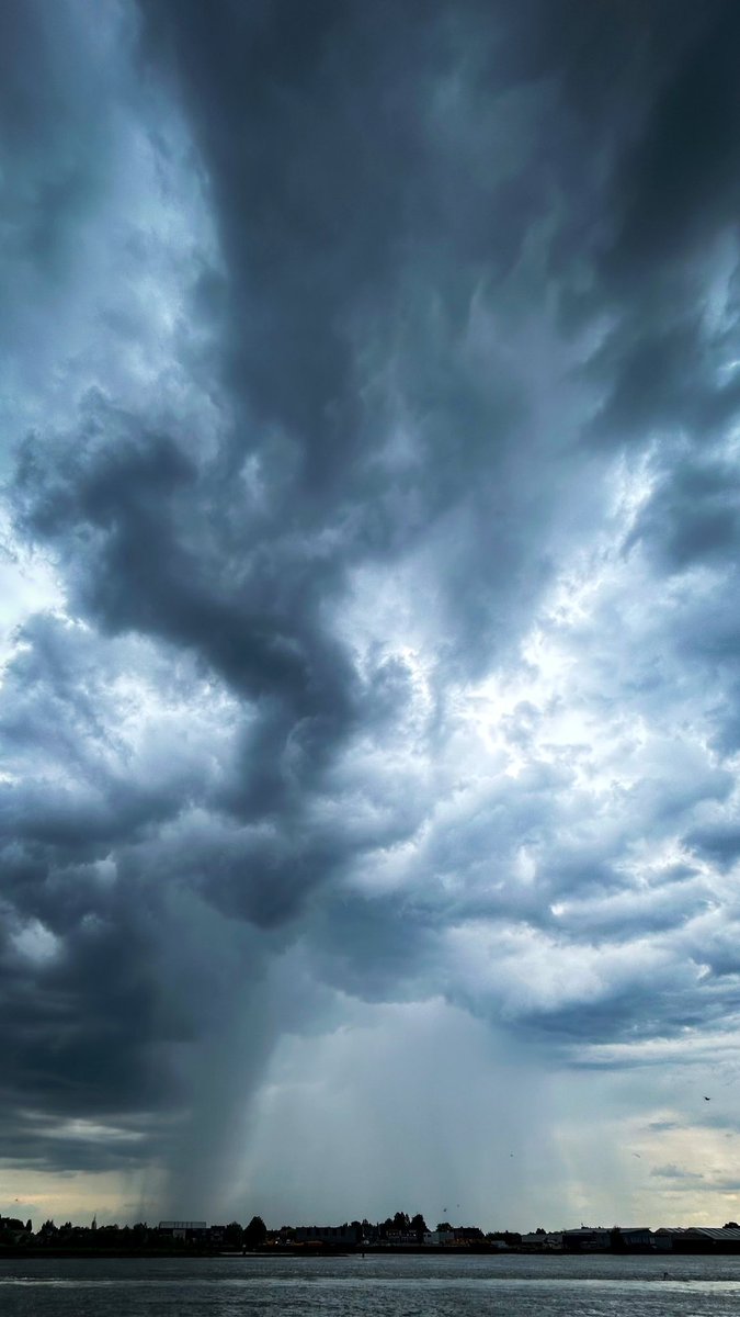 Eerste bui in weken boven de #krimpenerwaard vanuit #Ridderkerk <a href="/EdAldus/">Ed Aldus</a> <a href="/NoodweerBenelux/">NoodweerBenelux</a> <a href="/helgavanleur/">Helga van Leur ☀</a> @weermanreinier <a href="/weeronline/">Weeronline</a> <a href="/Weerplaza/">Weerplaza.nl</a>