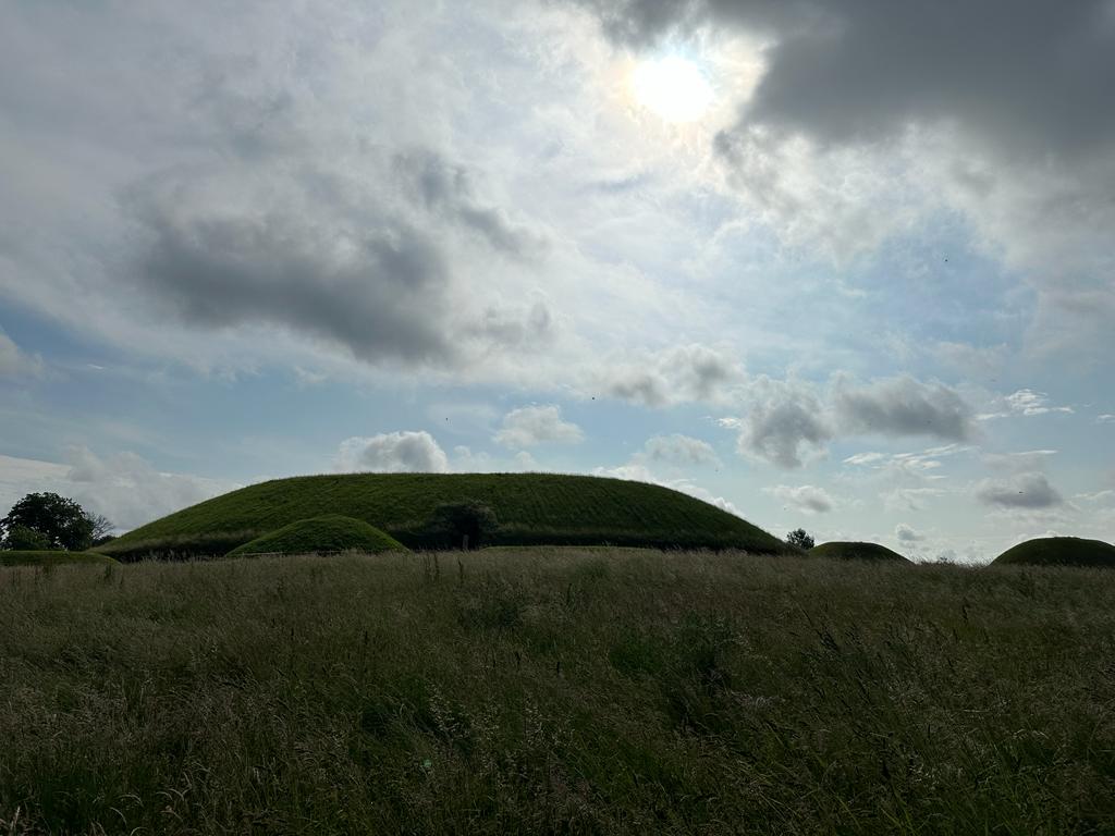 The sky keeps changing today⛅️☁️⛈📷Ailbhe
#Knowth #thunderstorms #changeableday