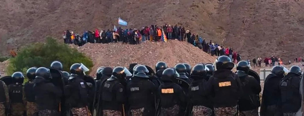 Ante los violentos acontecimientos que sacuden al pueblo de los territorios de Jujuy, rechazamos con firmeza la criminalización y la inexcusable represión de la protesta*, que atenta contra el legítimo derecho que confiere la Constitución Nacional a la libertad de expresión.