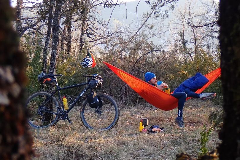 PowerbarIberica's tweet photo. Aventuras en #Bicicleta #Bikepacking life de Sergi Fernández 🔛🚴♂️🚵♂️
#Powerbar Nutrición e hidratación ligera, poco peso y mucha energía!! ⏩⚡️ #evolvingmindsets
https://t.co/jtbAigBOND https://t.co/wbOduu7un6