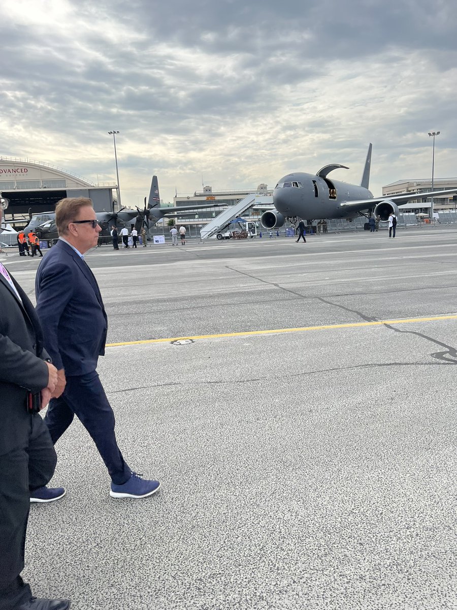 GovNedLamont's tweet image. Today at the 📍 #ParisAirShow.

Connecticut is a leader in the aerospace industry, and in order to maintain our superiority, we’re here to engage with the industry.

The goal is to bring more CT made products to the world and attract more global companies to do business in CT. ✈️