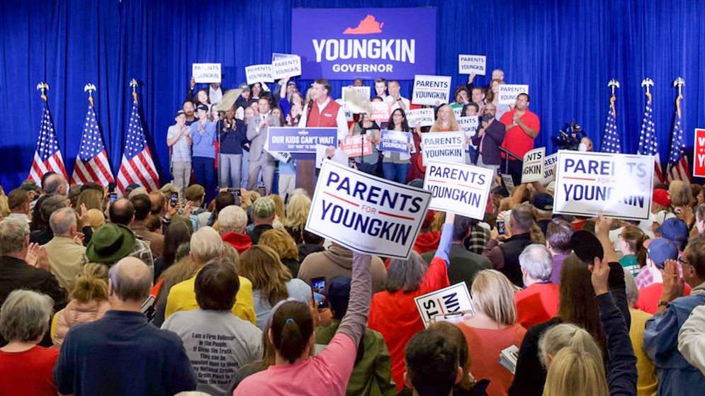 MamaGrizzlyOrg's tweet photo. @FairfaxGOP @HarryJ4Justice Democrat Harry onstage w/ Republican Candidate @GovernorVA on October 19, 2021. Why did Democrat #AsraTurf bring Harry in to Youngkin's circle? Did she tell the Governor of Harry's arrest history? Was he not vetted the way #FairfaxGOP did not vet?π§
https://t.co/fBSljdHccq https://t.co/ouHvjvQtur