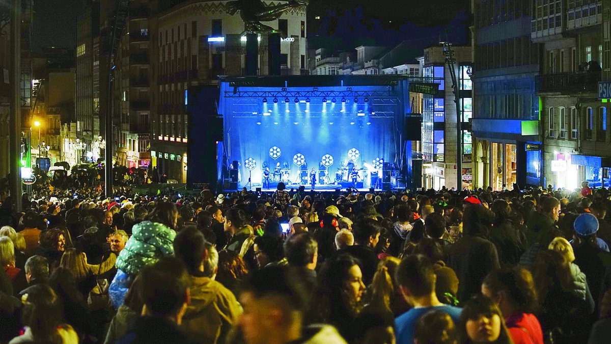 TurismodeVigo's tweet photo. No te pierdas el Festival #DialalSol que tendrá lugar el próximo 22 de junio a las 20h, en la #PortadoSol de Vigo.

Artistas: María Gabeiras, Lorena Gómez, Gonzalo Hermida, Polo Nández, Paula Mattheus, Última Llave, Lemot, Lagarto Amarillo, Isabel Aaiún y G Face.

Foto: JV Landín https://t.co/mbGu7ZGtHX