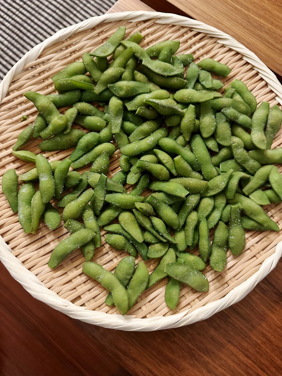 枝豆茹でて、ザルにあげて冷ましていると、猫が器用に１つ２つ取っていって、ちょっと遊んでから（コラッ）ちゃんと外の皮を外して中の豆を食べてたんだよなぁ。。。なんてことを今年初の枝豆を茹でて思い出している。３月に亡くなった兄猫ボクちゃんのこと。