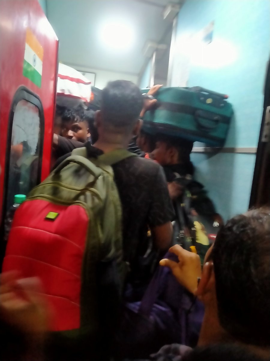 Rahulroy491's tweet photo. @RailMinIndia 
@AshwiniVaishnaw 
@RailwaySeva 
य��� दृश्य है हटिया यशवंतपुर एक्सप्रेस की(12835)। इस ट्रेन के सभी स्लीपर बोगी जनरल बोगी बन चुकी।भीड़ इतनी है की सांस लेना मुस्किल हो रहा है। यह स्थिति हमेशा की है इस समस्या को हमेशा से अनदेखा किया जाता है और किया जा रहा है। https://t.co/iu6B6bQs8k