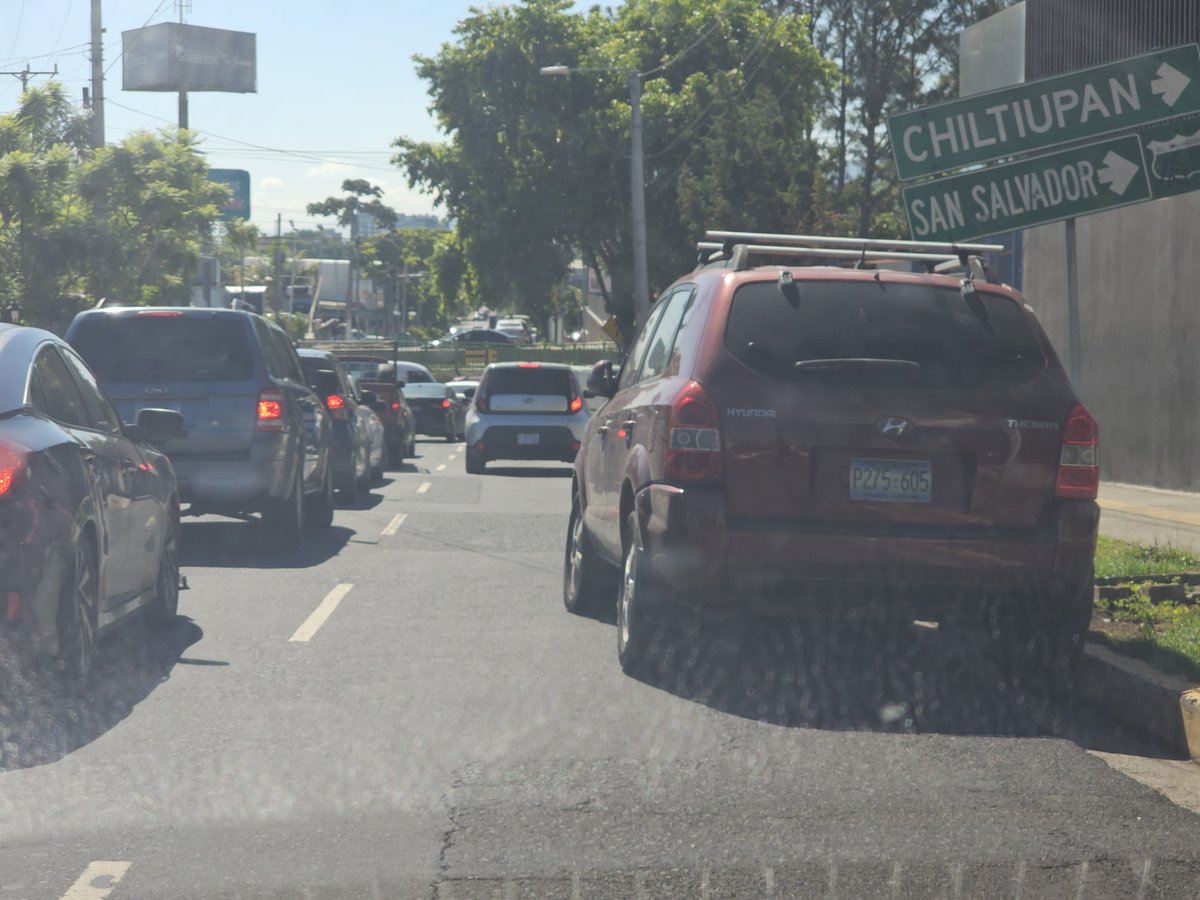 Reportan este  vehículo estacionando sobre la calle el jabalí, Merliot. Todo  por ir a comer a la San Martin. <a href="/PNCSV/">PNC El Salvador</a> #TraficoSV