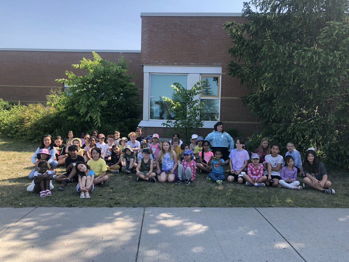 This morning our Ss @StAnneOCSB KC joined @ChantalRemo grade 4 & took pictures of gifts nature & land gives us! Stay tuned for our photo exhibit! 📸🦁🌿#ocsbReconciliAction #ocsbArts #ocsbOutdoores @ocsbindigenous @ocsbEco @ocsbArts @Mmethompsonocsb @MrsMalheiro @zantinzm