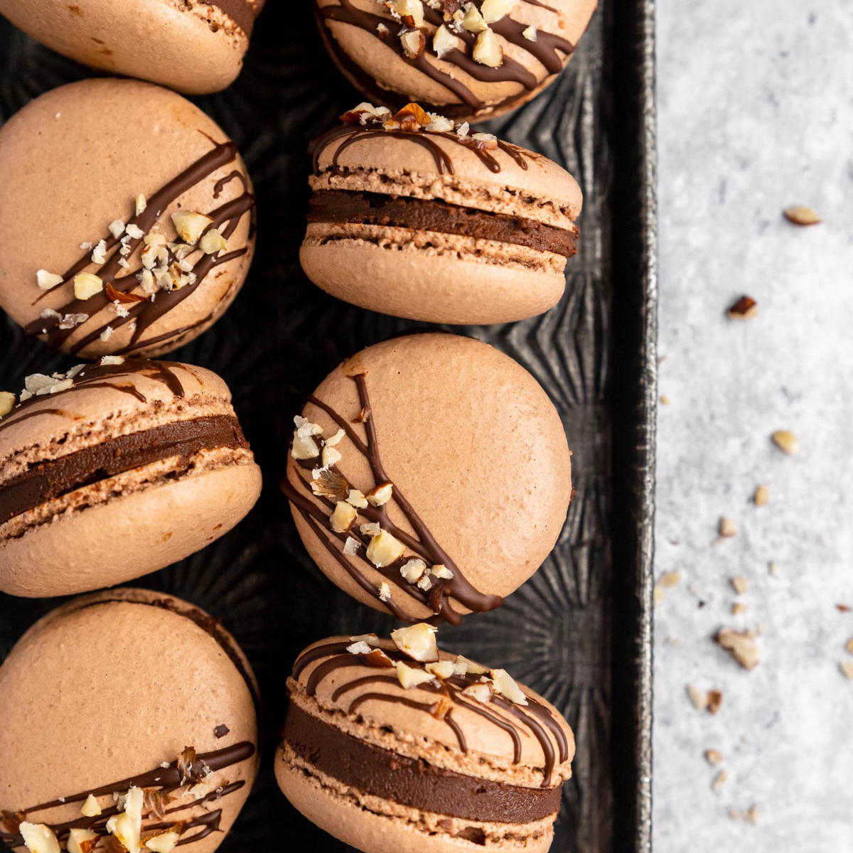 MarshasBakeBlog's tweet image. Chocolate Hazelnut Macarons – These chocolate macarons are filled with a Nutella ganache, and topped with a drizzle of melted chocolate and chopped hazelnuts. The PERFECT macarons for Nutella lovers!

Recipe: marshasbakingaddiction.com/chocolate-haze…