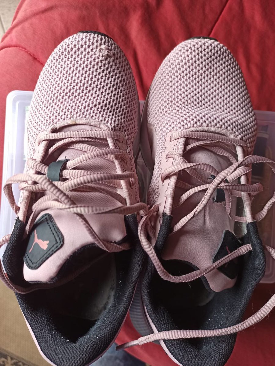 driserranonutri's tweet photo. @pumabrasil  Prezados, no último dia 11/02/23 comprei um tênis da marca Puma, com 2 meses de uso furou na ponta do dedo, conscientemente o tênis do meu esposo do mesmo modelo tb furou. Fiz contato com o site do qual comprei, pediram para enviar tudo para o SAC da Puma. https://t.co/QVwEzp0w8n