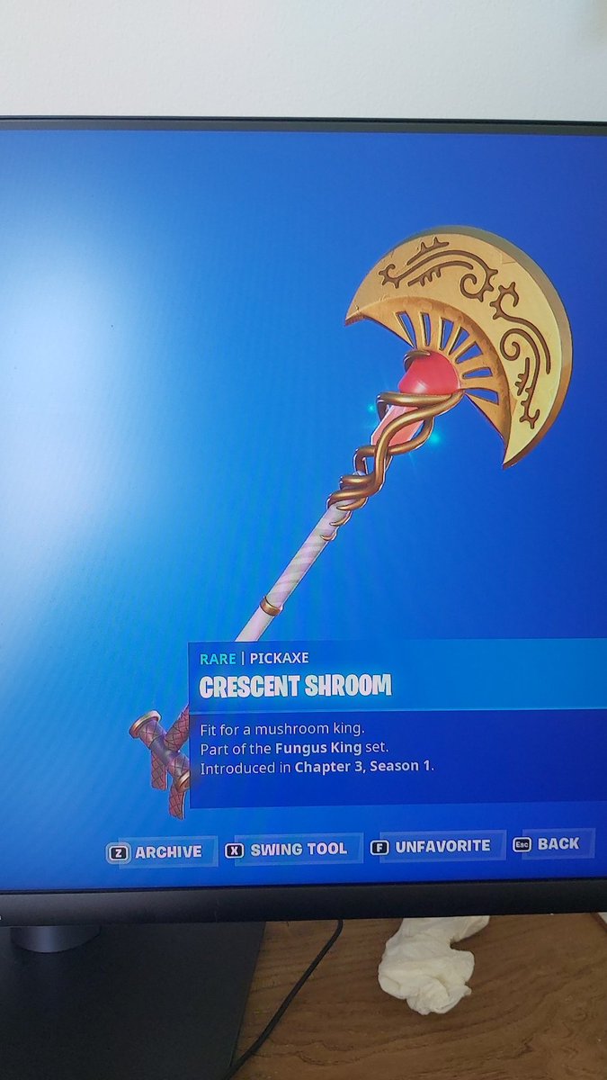Mrmusclecat's tweet photo. Why has this pickaxe changed styles @FortniteStatus https://t.co/pHrsxTGr5J