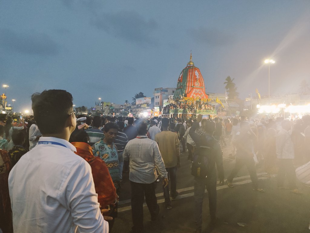 nitish_tripathy's tweet photo. ରଥାରୁଢୋ ଗଛନ୍‍ ପଥିମିଳିତ ଭୂଦେବ ପଟଳୈଃ
ସ୍ତୁତିର୍ପ୍ରାଦୁର୍ଭାବମ୍‍ ପ୍ରତିପଦମୁପାକର୍ଣ୍ଣ ସଦୟଃ
ଦୟା ସିନ୍ଧୁର୍ବନ୍ଧୁଃ ସକଳ ଜଗତାଂ ସିନ୍ଧୁ ସୁତୟା
ଜଗନ୍ନାଥ ସ୍ୱାମୀ ନୟନ ପଥଗାମୀ ଭବତୁ ମେ
#JayJagannatha
#RathaYatra2023 
🙏🙏🙏 https://t.co/hrCGsS5gfQ
