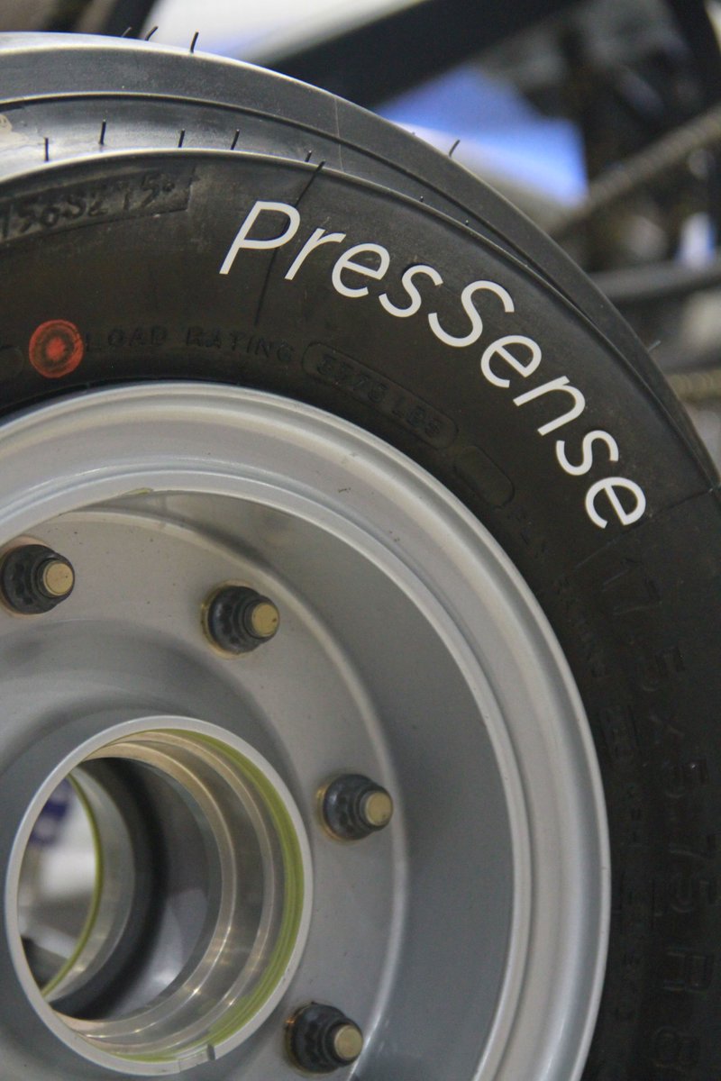 SafranLandingS's tweet photo. 🤔 Ever heard of a connected aircraft tire? Here is #PresSense! 

Developed in partnership with @Michelin, it enables to measure a tyre pressure in a dematerialised way only 45 minutes after landing 🛬 https://t.co/shGEC1vPRW