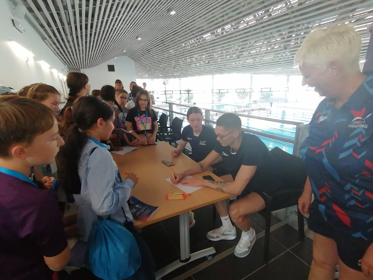 Rencontre avec la team GB natation 🇬🇧 et les #élèves de CM2 de l'école élémentaire Adriatique <a href="/AcReims/">Académie de Reims</a>.
Découverte des athlètes #Paris2024 et des métiers #coach et #médias.
#EPS